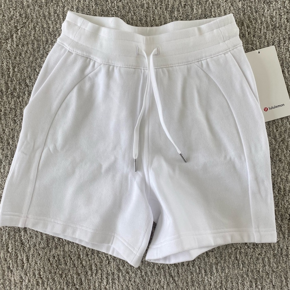 lululemon White Scuba Shorts High-rise 5” Size 4 NWT Summer Athleisure